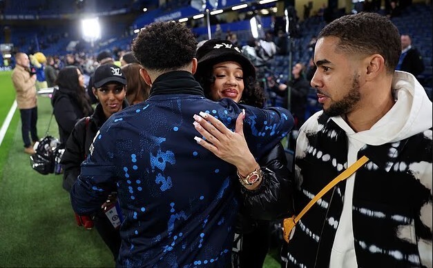 梅在社交平, 贾登 梅在社交平, 贾登